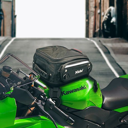 Магнитные или присоски с антискользящей основой сумки для бака используются для надежного крепления на большинстве бензобаков мотоциклов